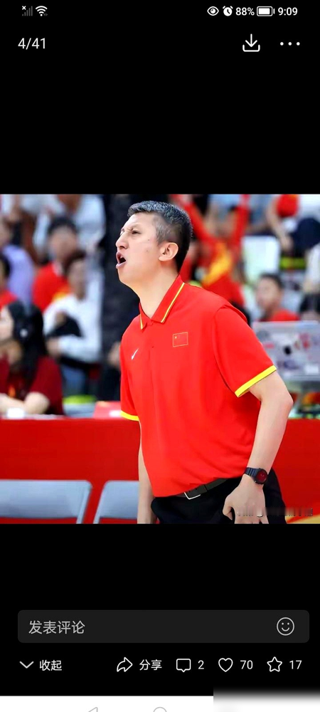 杨瀚森归队第3天，郭士强就说了句大实话，容错率极低。
19岁的大个子，美国特训回来，不到10天就要打世预赛。夏季联赛场均4.3次失误，4次犯规。现在国家队要求他过半场就接球，做轴，策应，护框，还得发动守转攻。
说白了，指望一个小孩把整支球队扛起来。可后卫线破不了紧逼，锋线跑不出空位，他传球再骚，