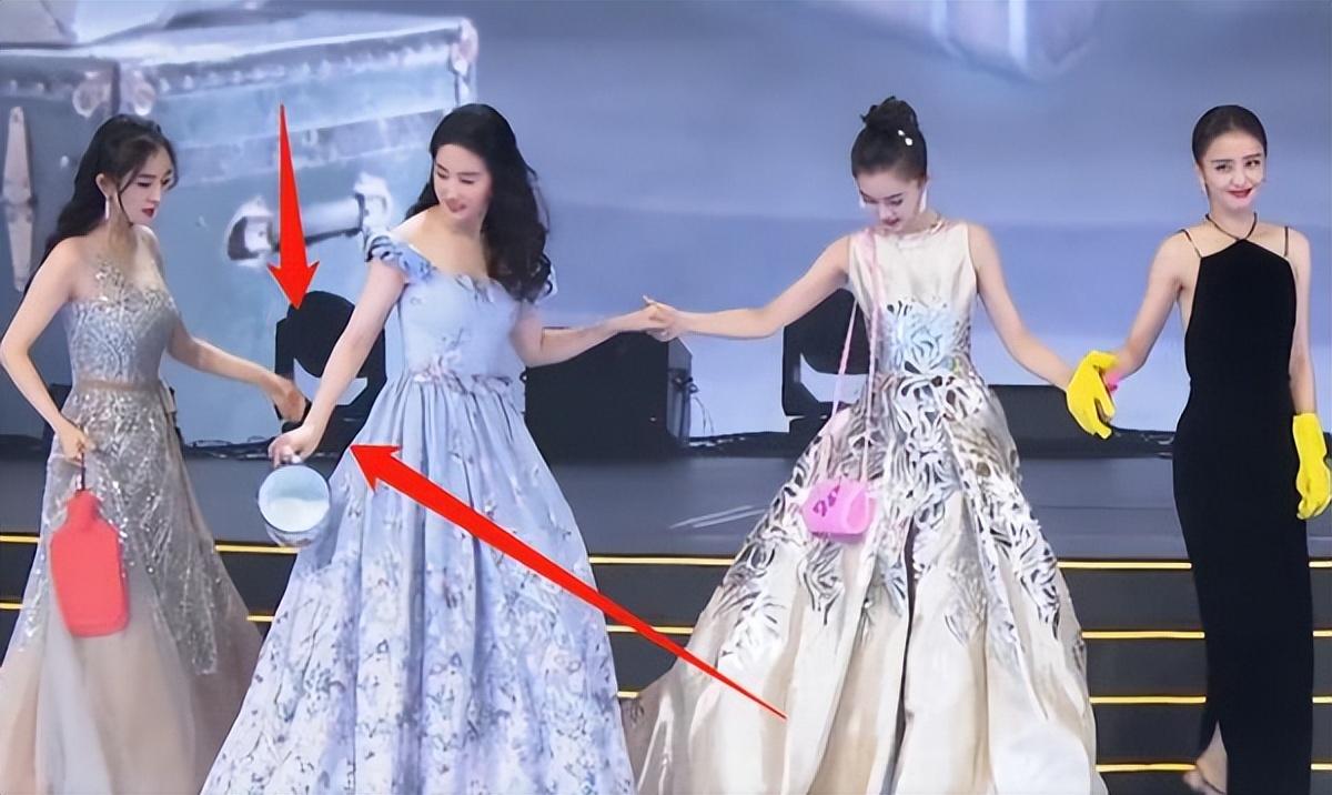 什么叫塑料姐妹情？

杨幂和刘亦菲就是，曾经二人关系好的不得了，现在形同陌路。她们是拍神雕侠侣认识的，刘扮演小龙女，杨扮演郭襄，由于年龄相仿，二人有聊不完的话题，在剧组同乘一把伞，一路有说有笑的

接下来的几年，二人频繁互动，杨幂连续五年准时准点为刘亦菲送上生日祝福，刘也为杨幂的新电影站台支持

转