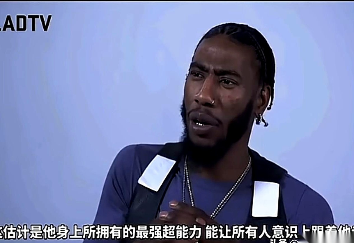 香波特在场边追着喷詹姆斯仅仅一周后，就被直接交易到了骑士队的更衣室成了他的队友。
让他当时彻底认栽的不是对方降维打击般的球技，而是这个能在场上摸透对面各路助理教练底细的脑子。
那些只会撂下一句“做不到就把球给我”的大多数球星，至今仍把赢球的压力全盘推回给普通队员自己扛绝不起身。
咱们普通人在职场里要