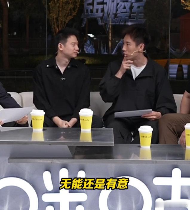 #解说谈官网写错王楚钦比分无能还是有意# 从机场滞留到纸板床，从通勤3小时到比分写反，名古屋亚运会的组织水平一次次刷新下限。王楚钦的比分乌龙只是最新一例。省钱可以，但省到连比分都错，运动员和解说都成了受害者。 ​