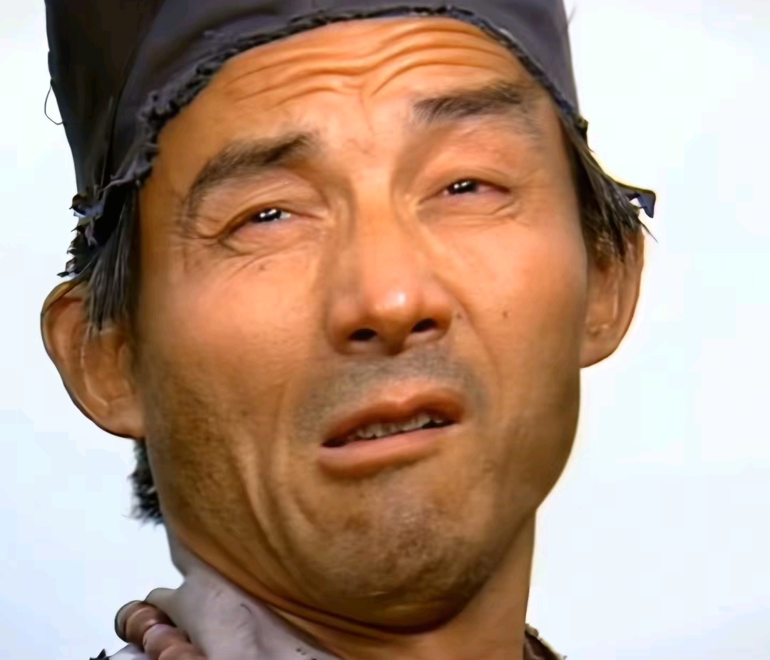 游本昌的济公形象为啥忘不了？我认为破帽破鞋破袈裟，蒲扇一摇，不端神仙架子，专在街上帮穷人整恶人这些记忆会永远在脑子里。

他跑几十年龙套，52岁才演主角，臭肘子真啃，新僧袍剪破，半脸哭半脸笑，全下笨功夫，表面疯疯癫癫，心里替老百姓出气。

他在我们几代人的回忆里就是从不讲大道理，谁受委屈他都管，所以