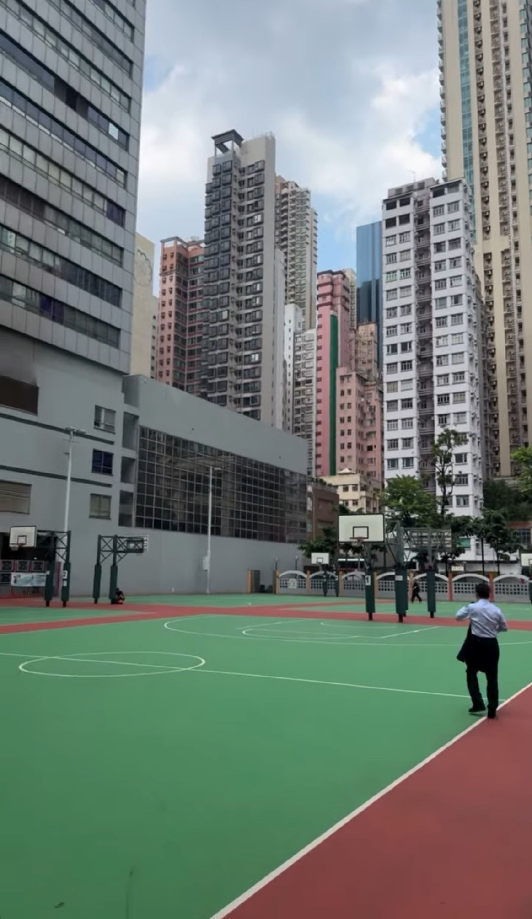 凯勒爱德华兹更新
打卡香港球场
#辽宁男篮# ​