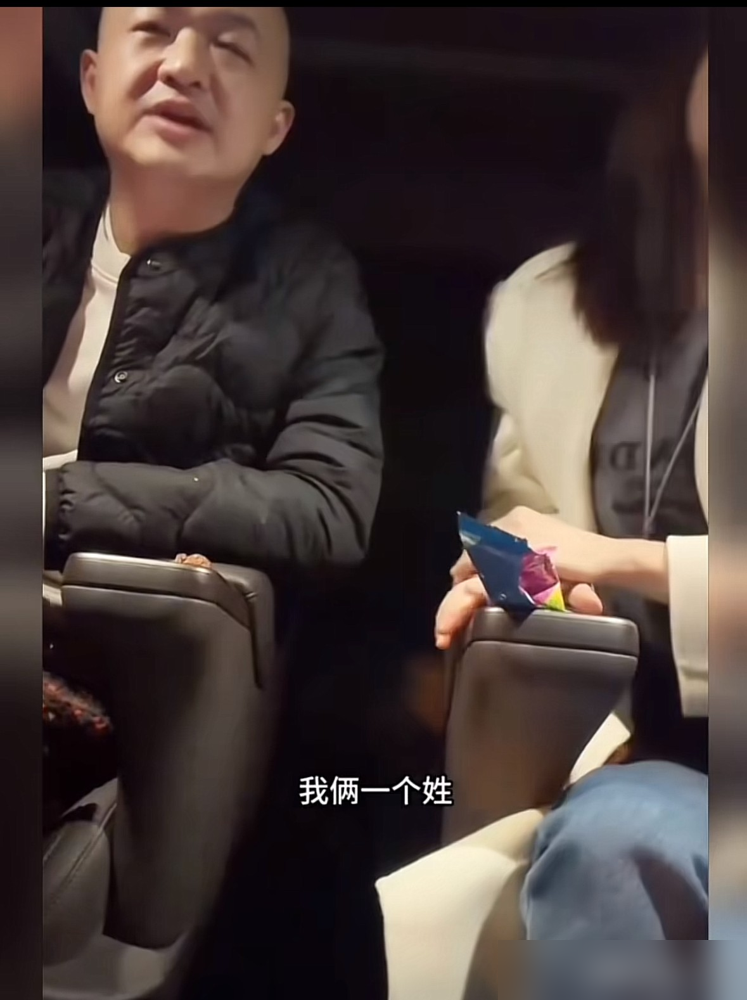 包贝尔不姓包，姓艾，原名叫艾志超。
他爸是哈尔滨儿童艺术剧院的经纪人，他妈是皮影戏大家包锋。94年父母离婚，10岁的他判给妈，直接改了姓。
包文婧也不存在为爱改夫姓。她本来就姓包，原名叫包婧。两口子同姓，纯属巧合。因为这事，包文婧直播里没少被追问，烦得不行。
最绝的是他俩女儿的名字，包可艾。包