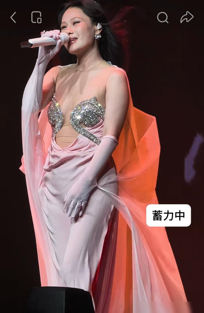女歌手穿着肉色打底就上台了，镜头一推近，弹幕全在问“衣服呢”。
2026年的演出市场，造型越来越敢，争议也越来越大。8月赵露思曼谷演唱会，大面积露肤配金属腰链，动作一大，现场观众捏把汗。9月又有女歌手薄纱裙上热搜，评论区吵翻了天。
一边是粉丝刷“姐姐好美”，一边是路人吐槽“这跟没穿差多少”。媒体
