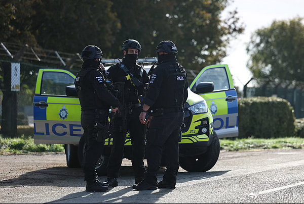 #英军基地恐袭案5人获保释#【英军基地“恐袭”案5人获保释，反恐大阵仗疑似抓了偷油贼】
9月27日凌晨，英国费尔福德皇家空军基地附近上演了一场大规模反恐行动。

5名20多岁的英国公民因涉嫌策划恐怖袭击被捕，此事引发警察、军方拆弹部队、消防和救护车队的大规模出动，约85户居民被疏散转移。但仅一 ​