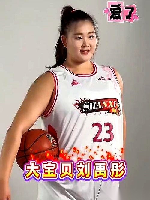 李梦在中国女篮里被叫作“勒布朗”。
黄思静在这群人里得来的名号是“大哥”。
排在第5位的张子宇至今还没把“小巨人”这个称呼换掉。
这12个人的名册往桌上一摊，细看其实挺有意思。
一个女孩子家，得在场上打成什么样，才能让周围人把她当成男选手来喊，甚至直接叫一声“大哥”？这从来都不是靠客气能要来的称谓。