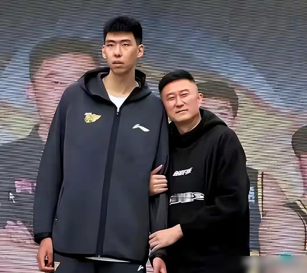 广州球迷冲离场的徐昕高喊“干杜锋”，这哥们不光没生气，反而当场绷不住笑...