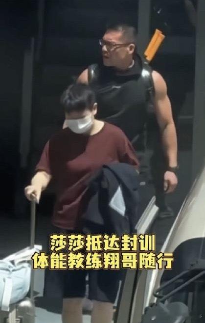 #孙颖莎抵达上海封训#
8月20日，国乒主力孙颖莎顺利抵达上海崇明体育训练基地，正式开启亚运会前封闭集训，全力备战9月打响的名古屋亚运会。本次集训为期二十天，孙颖莎将身兼女团、女单、混双三个项目，搭档王楚钦同步参训，打磨莎头组合的实战默契。

经过一段时间休整，孙颖莎身体条件得到调整，专 ​