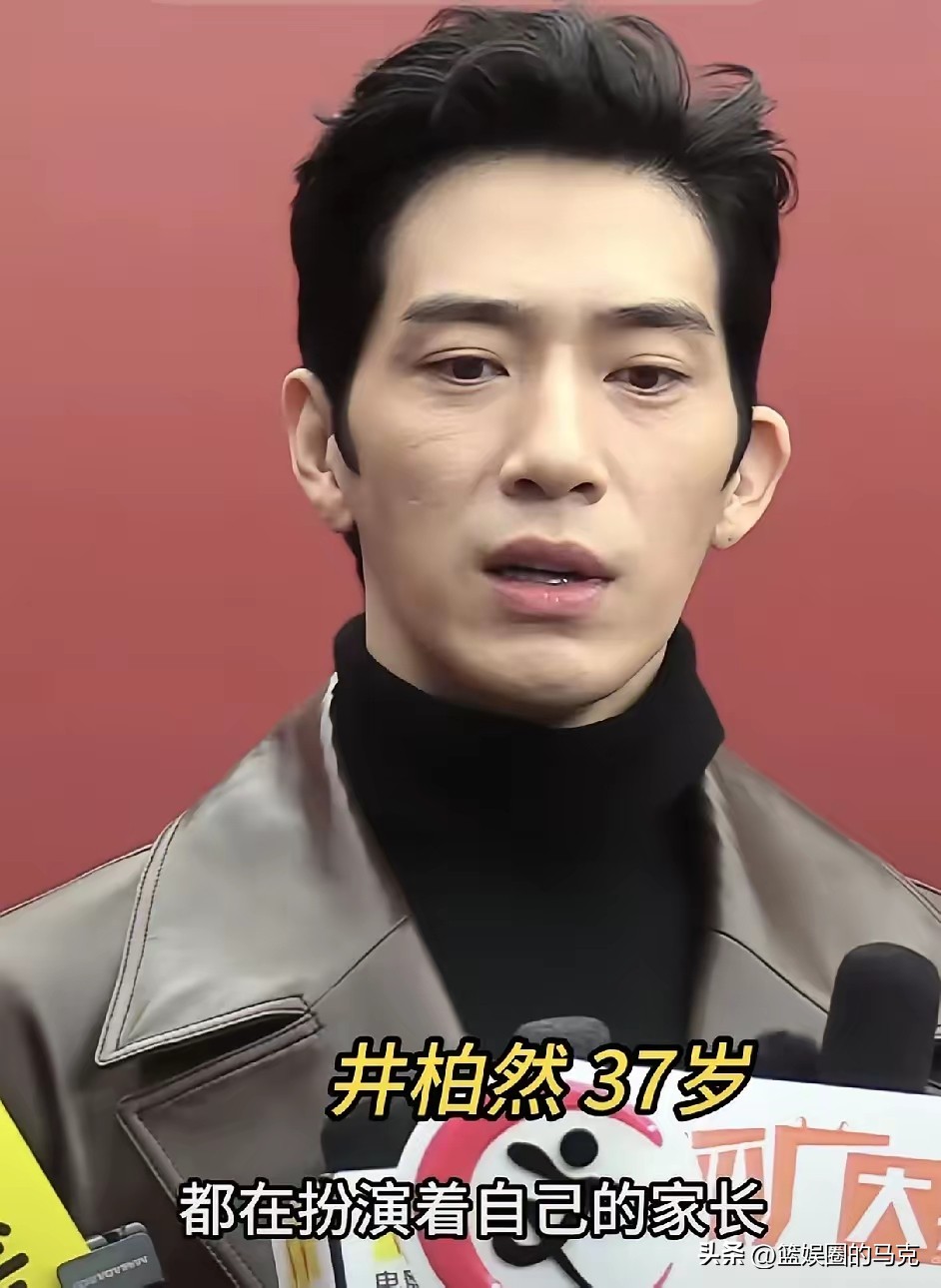 刷到流出来的井柏然无美颜无滤镜怼脸生图，

直接打破我之前对他“氛围感帅哥”的一些滤镜。

镜头凑得特别近，连毛孔里的小闭口、脸颊上的泛红痘印都拍得清清楚楚，脸型也没有精修图里那么流畅。

个人觉得这样的外形放在人堆里真的就是一个普通男性的长相，和“顶级帅哥”半毛钱关系都沾不上吧！

最近追剧的不少