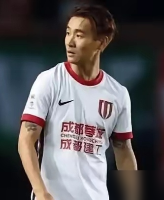 足协听证会刚完，韦世豪连发6条动态疯狂开炮，接着秒删。
都是中超第26轮惹的祸。通道里对看台比争议手势，赛后公开点名裁判。加上家人被网暴报警，这哥们心态彻底炸了。
9月8日足协内部评议后，业内传出至少停赛3场起步。很多人怕他破罐子破摔，直接在国家队比赛里撂挑子。
但这纯属瞎操心。这小子脾气是爆