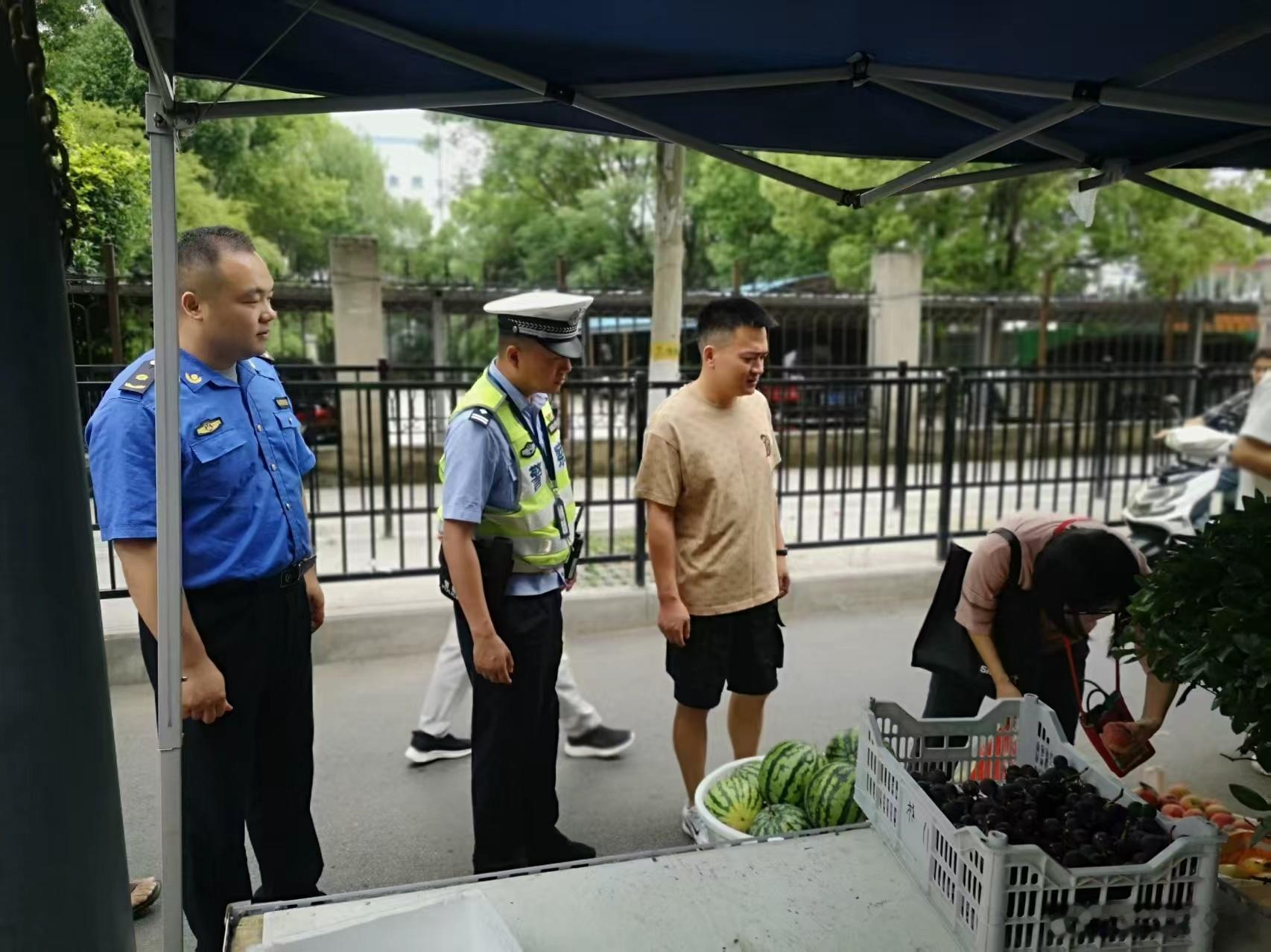 【柔性执法清占道 守护群众菜篮子】5月30日，包河大队联合城管、街道...