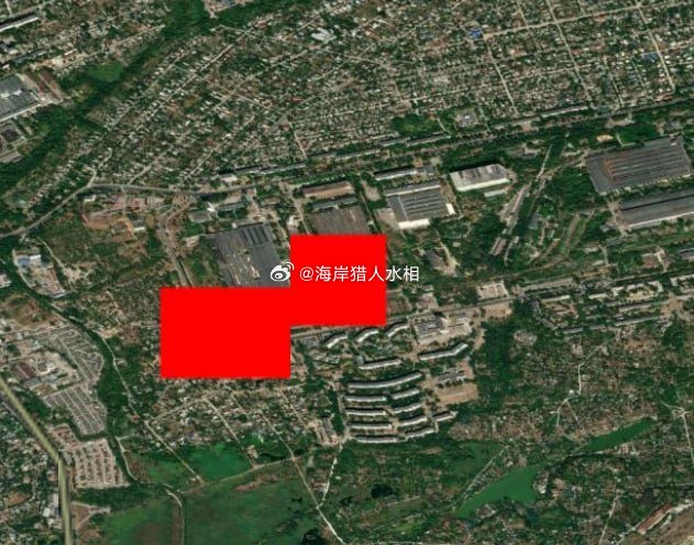 夜间，俄方“热兰-2”无人机袭击了扎波罗热市，导致大规模火灾发生。

根据NASA火灾监测系统（FIRMS）数据（坐标：47.86407, 35.02211），其中一个被击中的目标可能是位于城市西部的“高压设备厂”或“普列奥布拉佐瓦捷尔”电气工程厂。

欢迎加入:

#俄乌局势新进展# ​