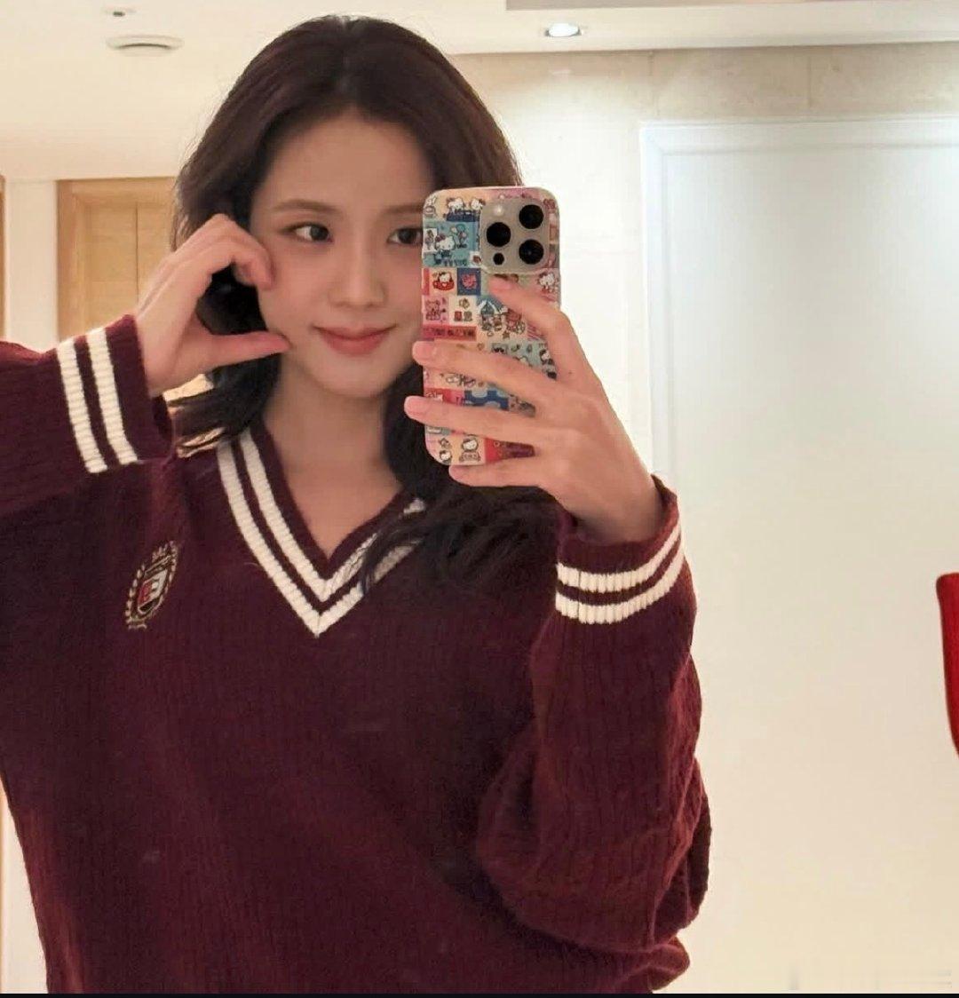 #kimjisoo[超话]##金智秀##jisoo# 
ig一些对镜自拍 ​
