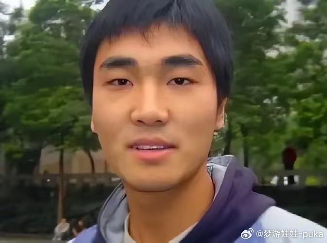 “每月就给我500块，资助不起装什么孙子！”2006年，贫困大学生向海清向媒体怒斥：“我要把孙俪的“丑事”彻底揭露，孙俪就是个伪君子，她答应资助我到大学毕业，却现在撒手不管了，搞得我连饭都吃不上了，她这根本就是沽名钓誉！” ​