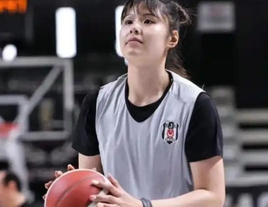 李月汝官宣加盟山西女篮，把不少广东队的球迷看傻了眼
 

当初放着国内俱乐部400万的高薪不拿，硬是跑去海外啃面包，签那份不到5万美元、随时可能被裁的底薪合同，李月汝这股狠劲真没几个人比得了
 

现在她带着一身硬功夫杀回来了
 

可谁都没想到，这位国家队主力中锋回国第一站，居然直接挑了山西，老东