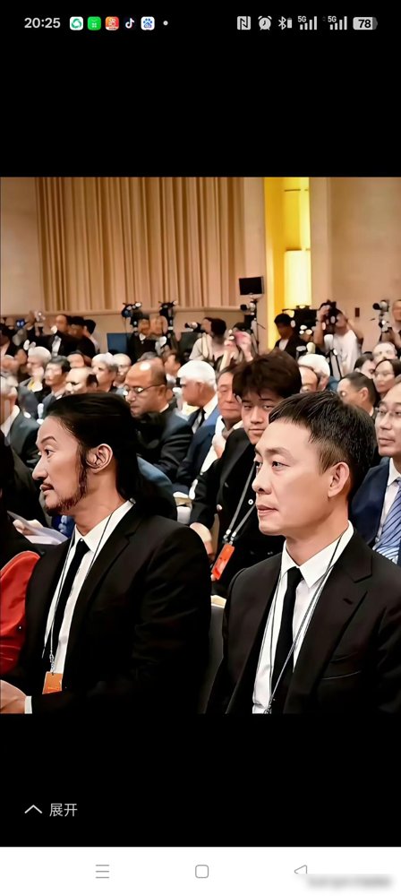 吴京这张脸，差点没认出来。胡子拉碴，头发也长了，跟张译站一块儿，活像个刚从片场刨出来的野人。
但你仔细看，张纪中留，陈建斌也留。导演圈、画家圈，好像都爱这一口。
说白了，留长胡子就是给自己立个“生人勿近”的牌子。省得废话，省得应酬，把精力全砸在作品上。吴京这回从演员彻底转向幕后，那股子狠劲全挂脸