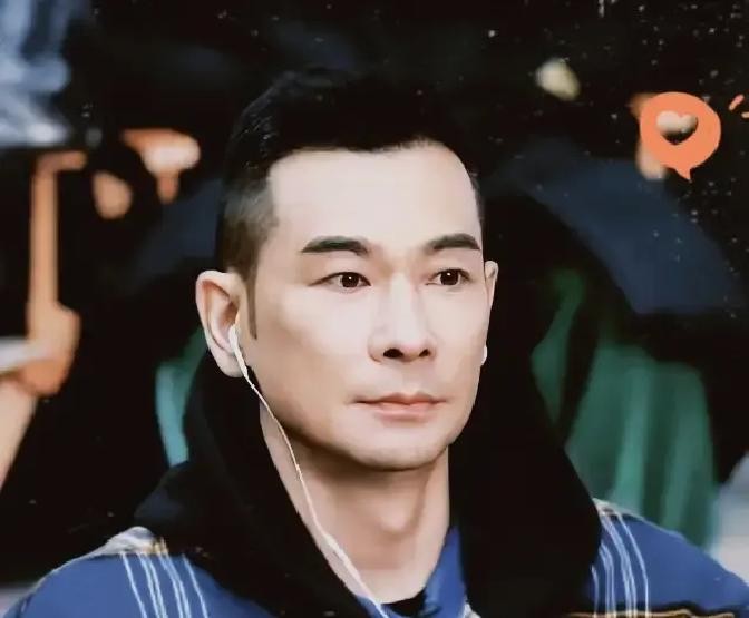 大家都以为十二年前那场轰动娱乐圈的骂战里，那个当着媒体面放话的武打明星是在情绪失控下吹牛，谁能想到这背后的底气竟然硬得让人咋舌

当年赵文卓跟甄子丹因为拍戏闹得水火不容，面对镜头赵文卓直接撂下狠话，说自己在北京有十套房，哪怕以后再也不拍戏了，赔上整个演艺生涯也要死磕到底

那时候看热闹的网友多半觉得