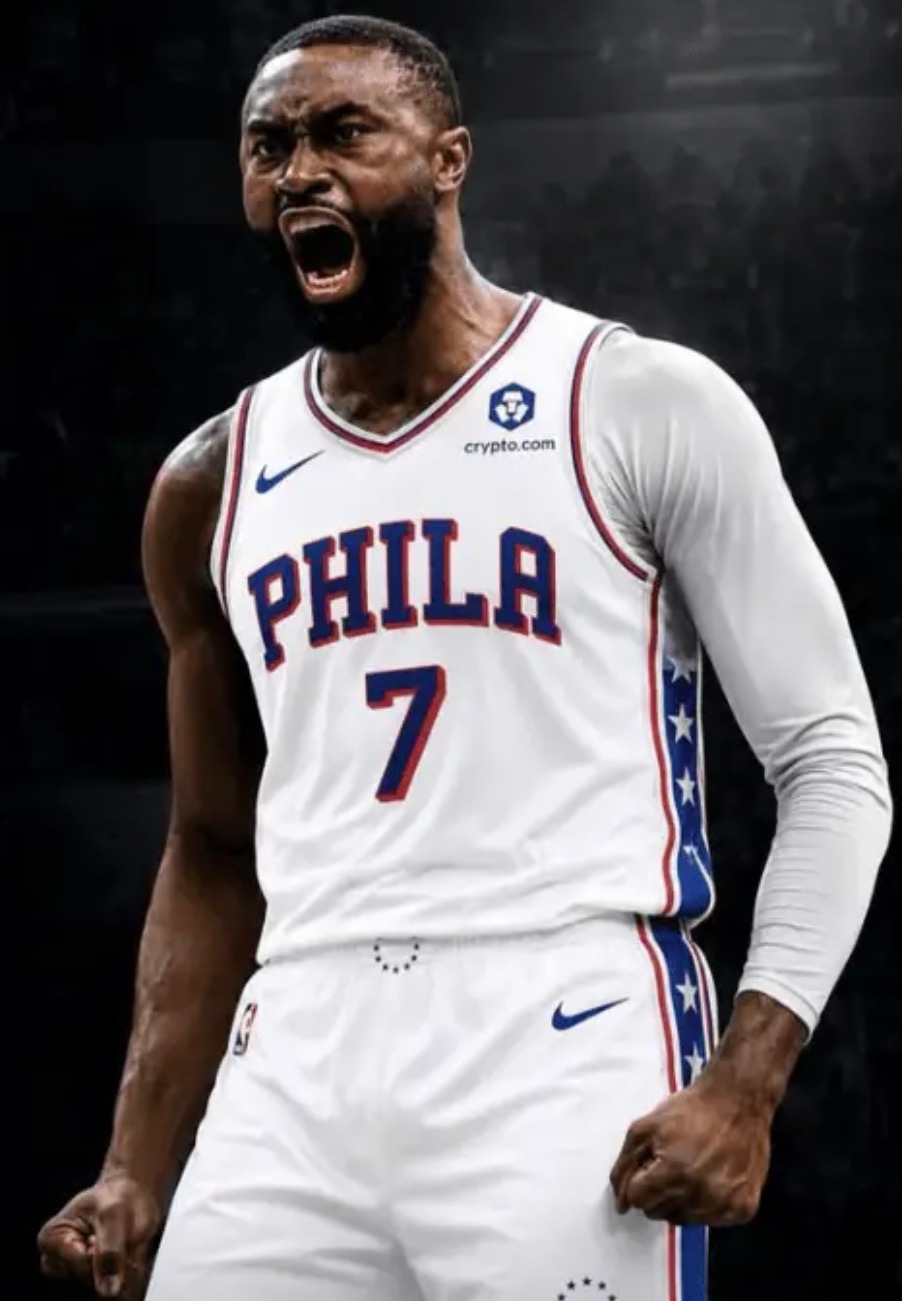 上赛季效力于凯尔特人的Jaylen Brown和Anfernee Si...