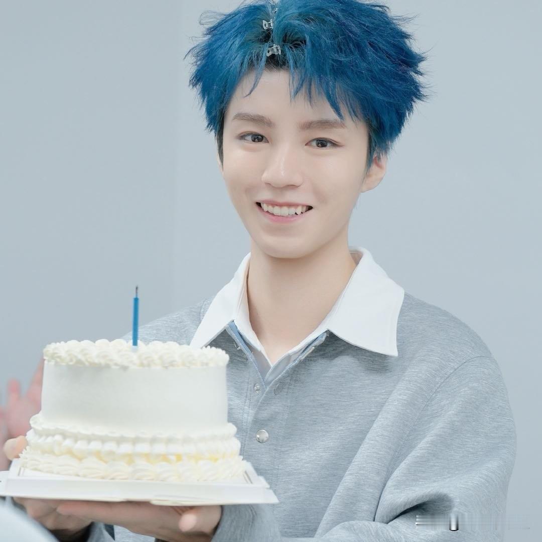 TFBOYS单飞14年，生日祝福一次没断，今年还藏了个彩蛋
 
单飞这么多年，TFBOYS三个人的生日祝福一次没断。今年王俊凯27岁生日，王源下午1点多留言&34;兄弟生日快乐，开心漫溢&34;，易烊千玺2点多接一句&34;祝凯哥生日快乐，漫漫自在&34;。
 
评论区看着平平无奇，可粉丝眼尖：一个&