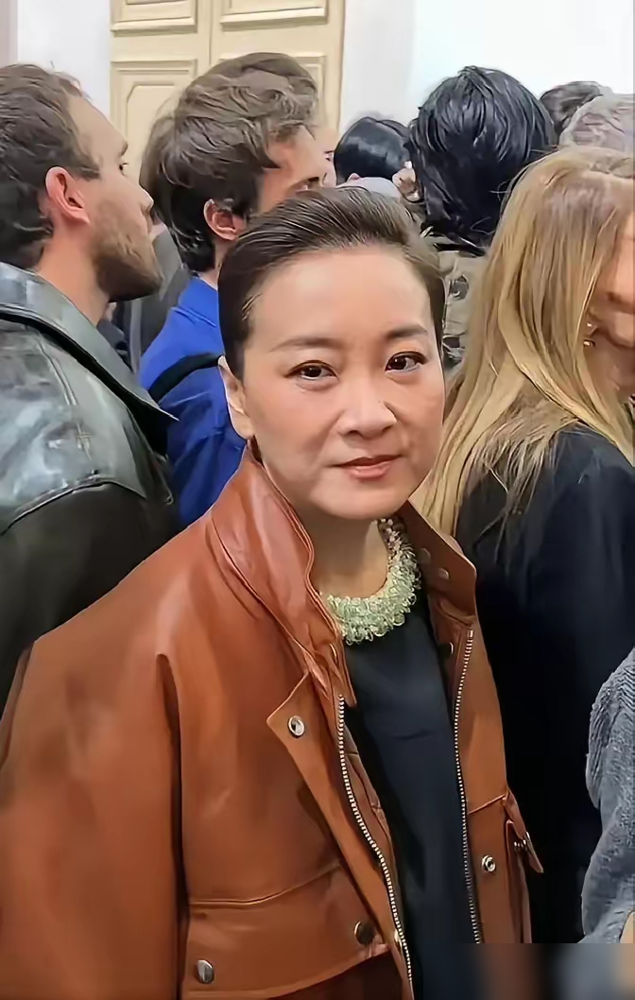 贾玲瘦了一百斤，却再也不想逗你笑了。
《热辣滚烫》之后，她直接扎进《转念花开》剧组，演一个被拽进传销窝点破案的家庭主妇。张小斐在里面演觉醒线，杨紫直接演反派。青岛开机，青岛杀青，闷头拍完转身就进后期，连春晚邀约都推了。
沈腾说，感觉她变了一个人。
以前的贾玲，是靠自嘲换掌声。现在的她，是要用镜
