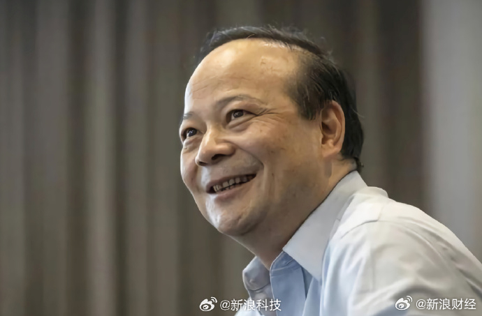 【#曾毓群强调宁德品质首先是对风险保持敬畏#】 
9 月 3 日，2026 世界动力电池大会在四川宜宾开幕。宁德时代董事长兼 CEO 曾毓群在主题演讲中直指行业 “速成”乱象。他表示：“大家比速度、比参数、比价格，开发周期越来越短，但这是以牺牲产品质量和消费者信任为代价。”他强调，新能源产业最重要的 ​