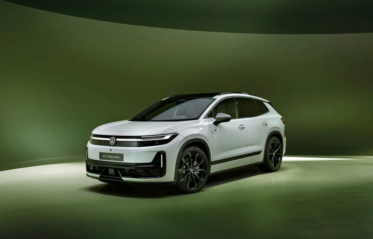 大众发布了全新的ID.Tiguan，也就是纯电途观，其将在海外市场替代在售的ID.4、ID.5车型，在2027年于欧洲市场正式上市。

虽然两者并没有直接关系，不过能看出这台车在设计语言上与国内刚刚上市的ID.AURA T6有些相似之处，整体走的仍是偏稳重大气的风格。值得注意的是这台车是大众在在欧洲市场首台搭载 ​