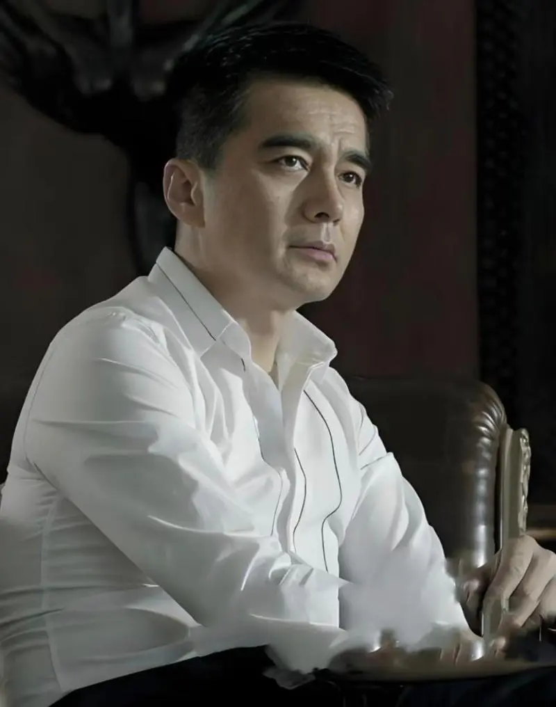 许亚军在美国餐厅笑出褶子！前妻何晴葬礼上