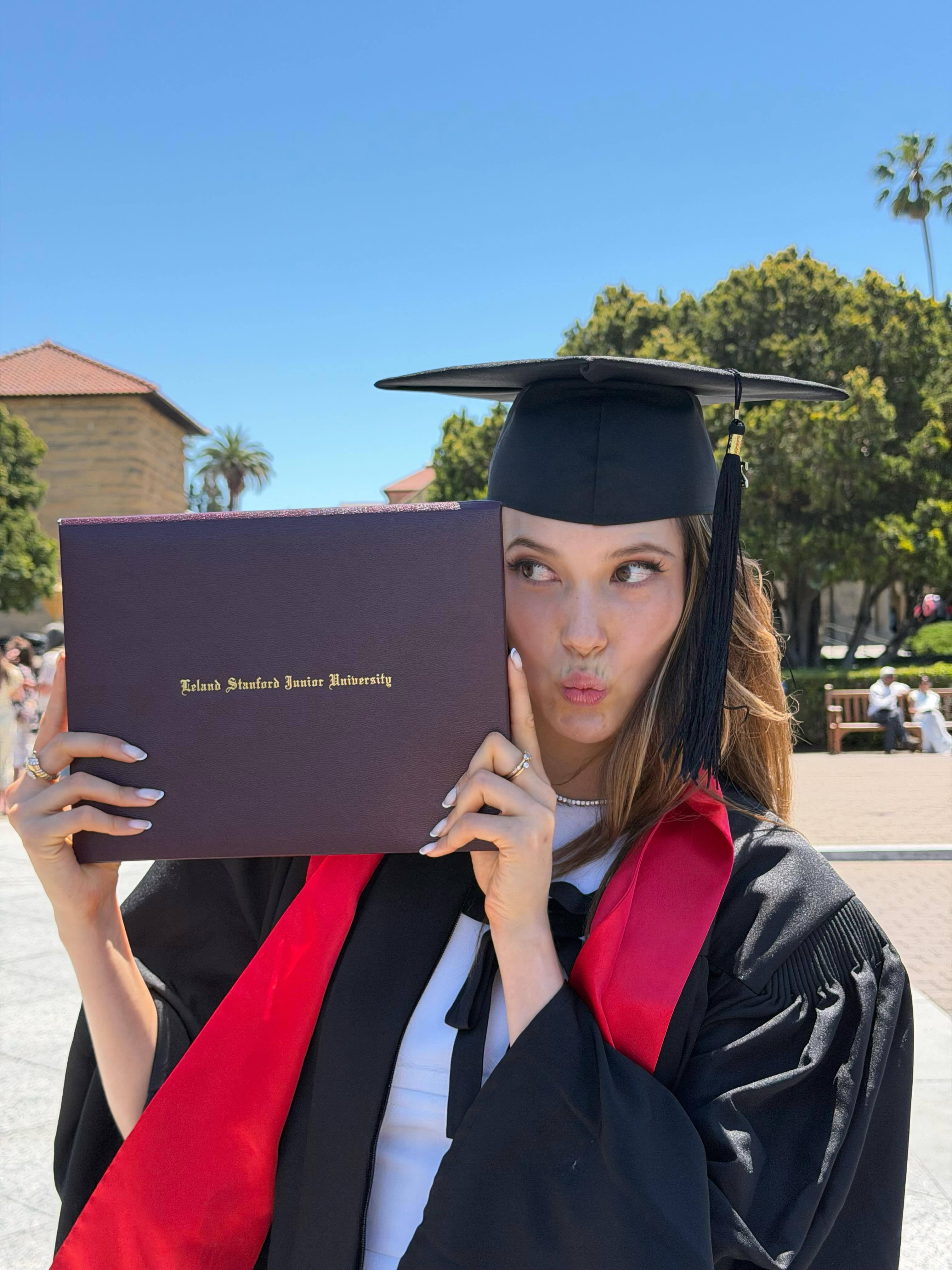 从斯坦福大学毕业，她在社媒晒出自己的毕业证书。 ​​​