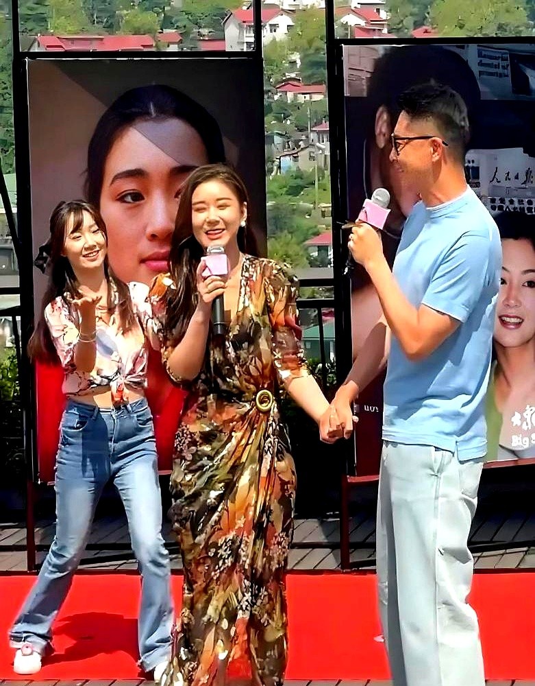 王雷拎着水，李小萌挽着他胳膊边走边笑，两人没妆发没摆拍在庐山闲逛。网友一看直接炸了：这才是装不出来的松弛感。

反观圈里那些用力过猛的。余文乐前脚晒全家福后脚离婚；张亮当年喊着拯救银河系才娶到寇静，没几年也散了。许杰辉更绝，上节目专门让老婆夸他疼人，转头就因性骚扰退圈。

越缺什么越要演，真恩爱压根