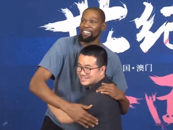 #杜兰特与徐静雨世纪大和解#
全网热议的杜雨大战终于迎来线下收官！杜兰特中国行澳门站，徐静雨与阿杜同台见面，上演这场万众期待的世纪大和解。一纸《杜雨和解协议》，一句无论胜负，继续为篮球较真，多年线上唇枪舌战，在此刻化为拥抱合影。

曾经“老1.5”“投敌”等名梗吵遍篮球圈，徐静雨常年犀利 ​