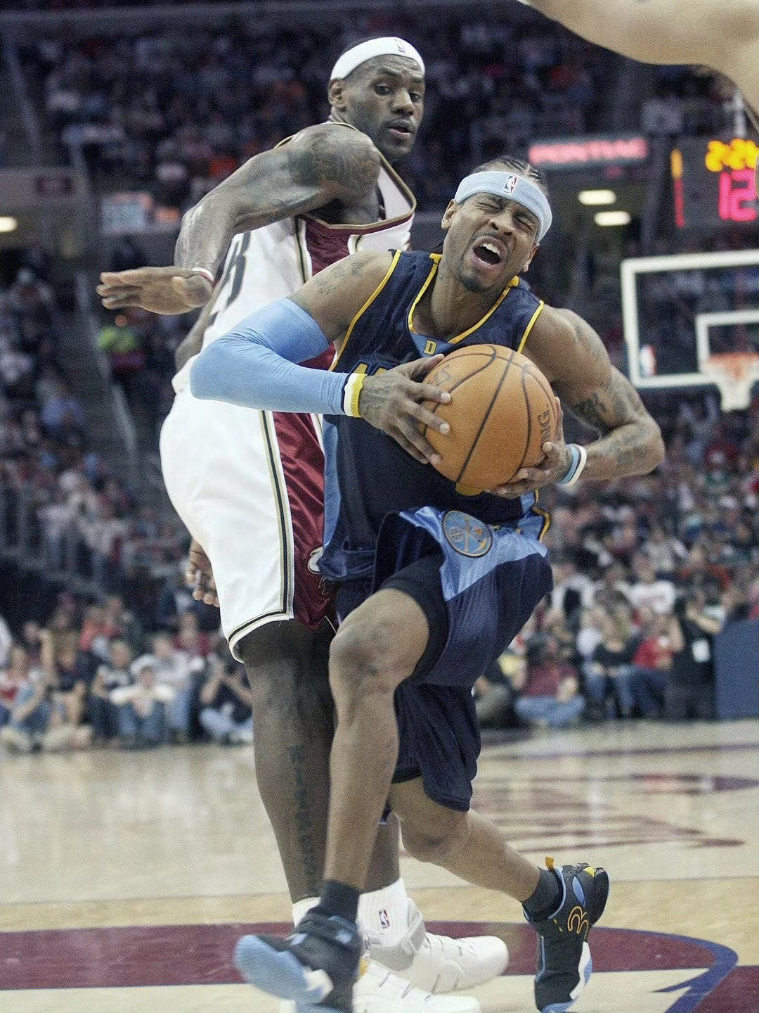针锋相对！

#克利夫兰骑士[超话]##骑士##詹姆斯##nba##艾弗森# ​