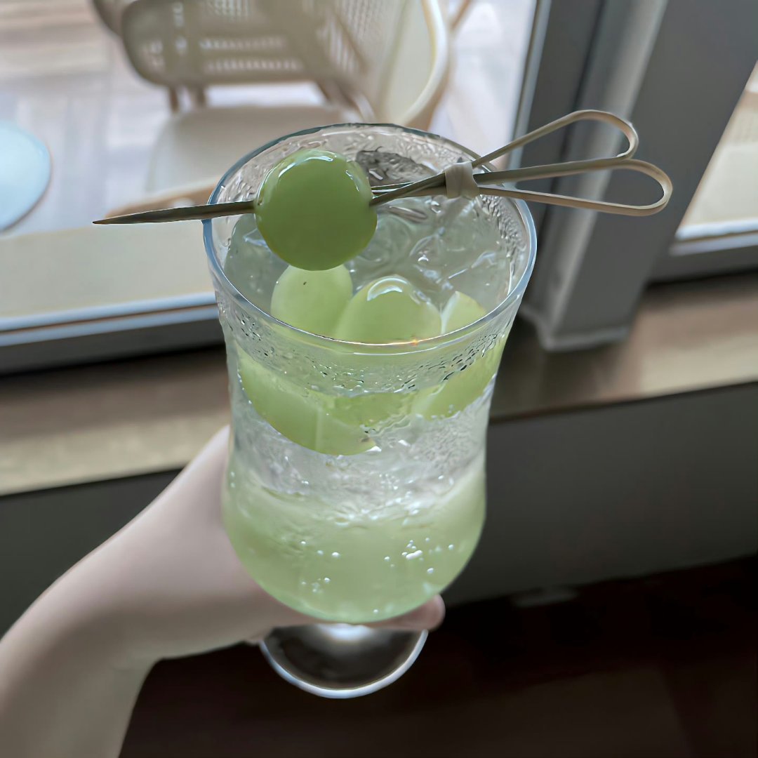 暴雨荒唐 淋我一身过往｜背景图 ​​​ 
#女生头像##头像# ​