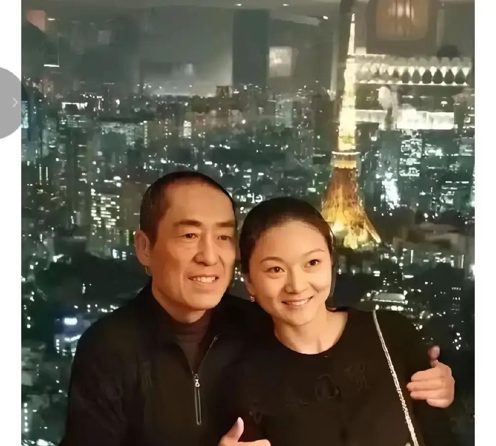 娱乐圈里那么多风情万种的顶级女星，张艺谋兜兜转转，最后偏偏把正房太太的位置给了一个当年才19岁的陈婷

这事儿要是往深了琢磨，其实透着名导骨子里的极致精明

你看看老谋子这大半辈子，什么级别的绝色佳人没合作过

那些荧幕上光芒四射的面孔，带出去绝对有面子，可真要娶回家过日子，他心里跟明镜似的

男人