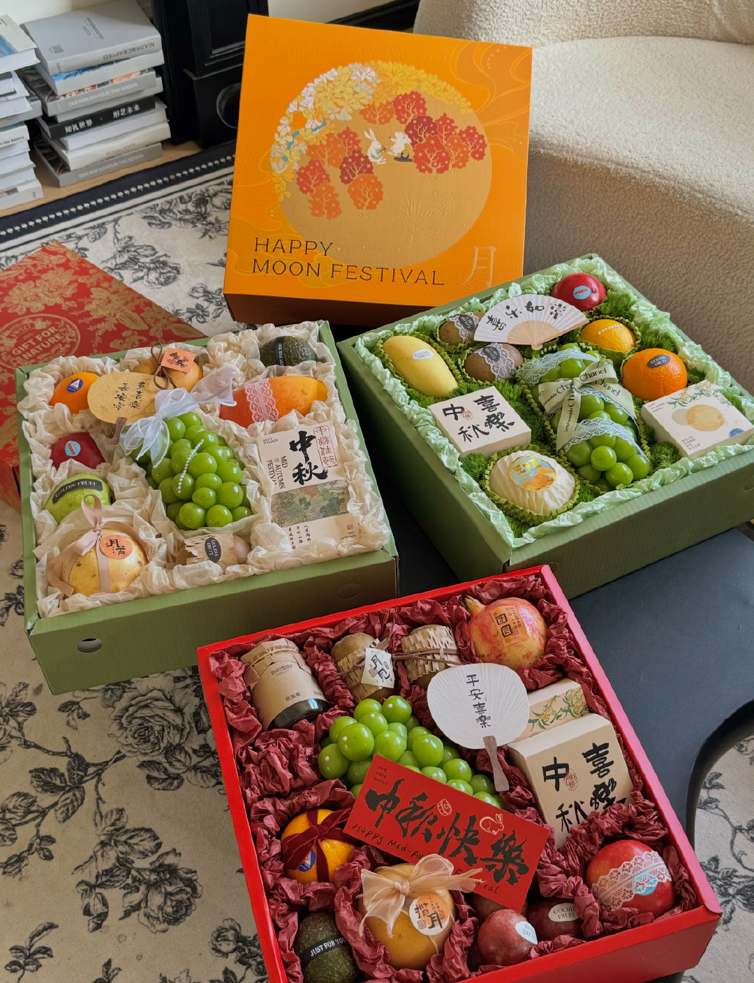 #朋友公司的中秋福利#
刷到朋友晒公司中秋礼盒，月饼、茶叶、零食一应俱全，对比自己手里简陋的小礼品，狠狠羡慕住这份满满的节日诚意。 ​