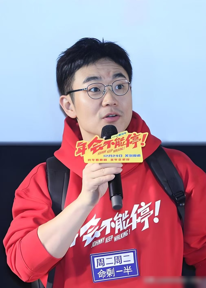 你绝对想不到，那个在镜头前疯疯癫癫的大鹏，私下里安静得像个透明人。
他演《屌丝男士》时，全网骂他低俗，骂他只会扮丑。结果他转头拿了金爵奖影帝，拍的《吉祥如意》直接入围金马。学建筑出身，从网站编辑干起，硬生生把自己逼成了导演。
别人问他为什么不自导自演了，他说导演得解决更大的问题，不能老当裁判又当