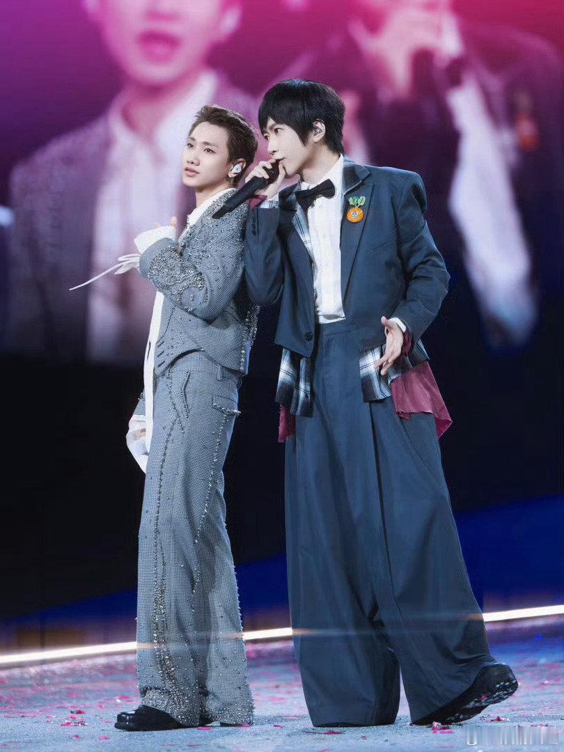 #汪苏泷感谢阿信光临罗曼城# 
汪苏泷阿信不再胡乱相遇，汪苏泷感谢阿信光临罗曼城！汪苏泷阿信的新歌《笨蛋》太好听了！
#汪苏泷阿信不再胡乱相遇# ​