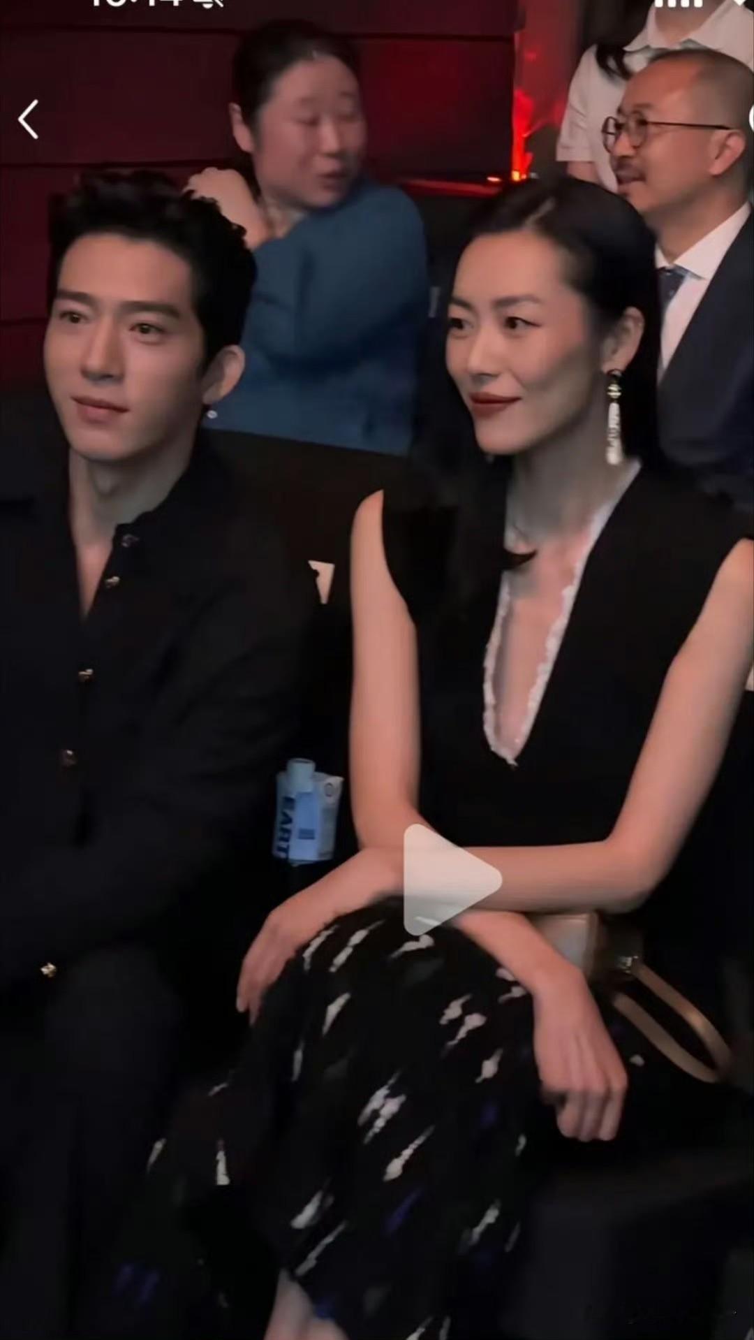 秀场名场面！井柏然刘雯邻座看秀，距离贴得好近
时尚秀场现场，井柏然和刘雯难得同框现身，两人邻座坐在一起，距离贴得很近，氛围感直接拉满。
两人恋爱多年一直保持低调，很少公开合体。这次同为品牌嘉宾出席活动，落座之后，身体不自觉靠近，偶尔低声交谈，状态松弛又自然。
没有刻意摆拍，这种私底下的相处感，让不少