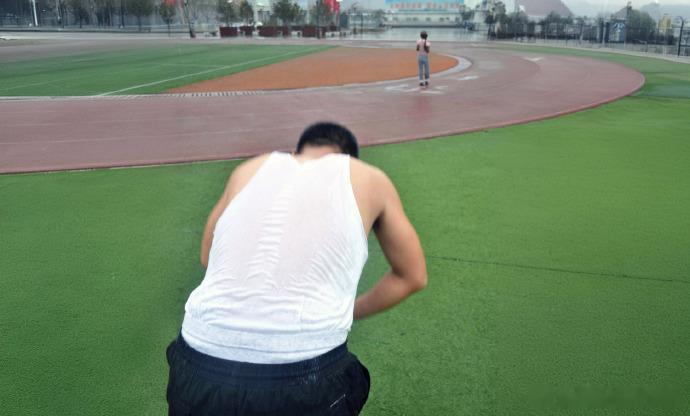 【出汗多vs出汗少哪个更健康】有人动一动就大汗淋漓，有人却始终清清爽爽...