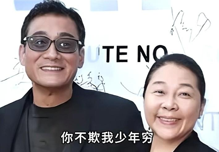 婚姻本来就该是一生一世，怎么到2026年反倒成了一件稀奇事！
影帝梁家辉的妻子江嘉年早年因病服药身材走样，港台媒体铺天盖地地嘲讽“丑妻配影帝”，当着记者的面问梁家辉觉不觉得太太配不上自己。他回了一句——匹不匹配是我个人的选择，跟其他人无关。后来有人在节目里问他怎么把几十年婚姻维持得这么好，他一脸诧异