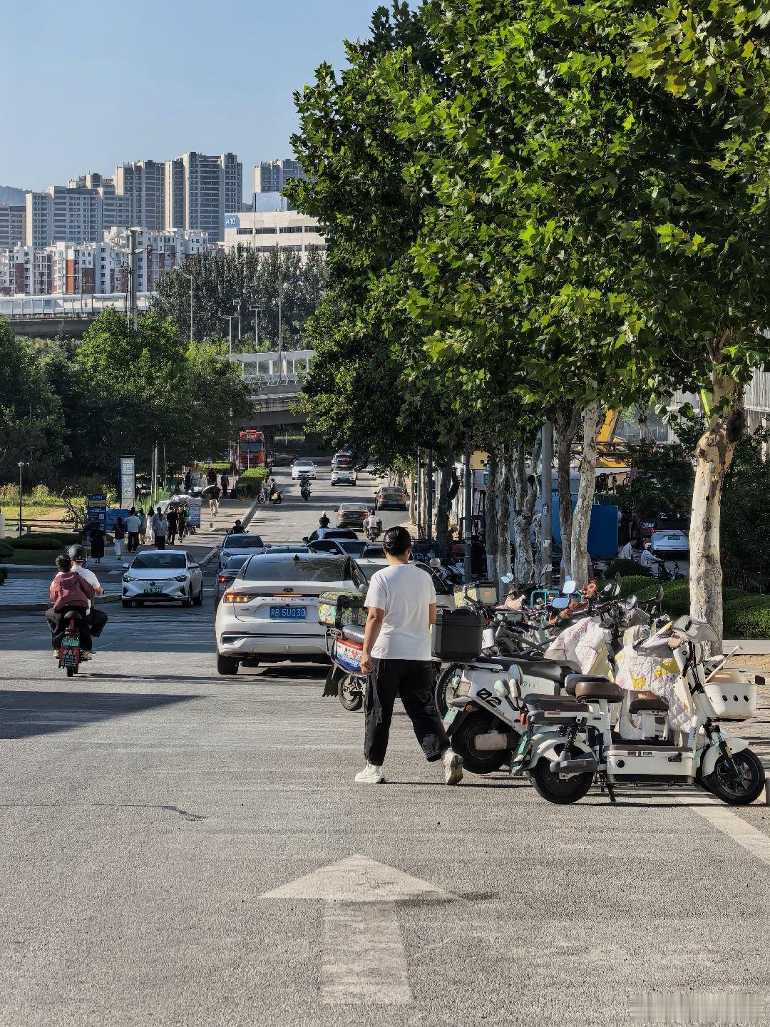 小疾不治，终成顽疾。青岛市李沧区甘泉路云丰中心马路上停电动车，让本就不宽裕的道路充满了安全隐患，12345打了李沧区交警队回复我，没办法解决，他们只能去协商物业管理。我问了他一句话，执法者都没有办法，人民道路安全如何保障？从小区路出来左转甘泉路充满危机，甘泉路下坡路段成停车场了 ​