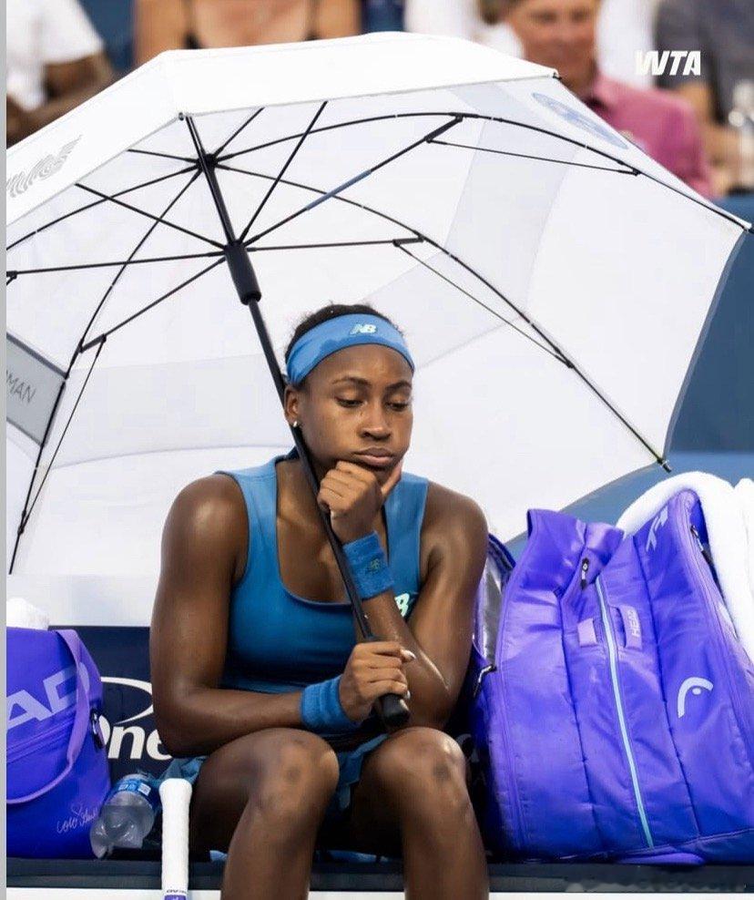 #wta[超话]#  我不行了，昨天辛辛那提 高芙在等雨停的时候真的，幻视那年的墨西哥年终总决赛，也是生无可恋脸[笑cry][笑cry][笑cry]那年风还大，高芙的伞还被吹歪了哈哈哈哈，小品女王名不虚传
#网球talking大会##wta小报# ​
