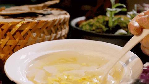 中高考临近，网络上名为“状元汤”的药膳悄然走红。这些药膳一般是用鸡...