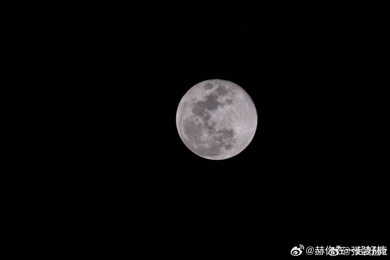 #张凌赫[超话]##张凌赫拍的一亿七千万像素的月亮# 都是他拍的～[卡皮巴拉][卡皮巴拉][送花花] ​