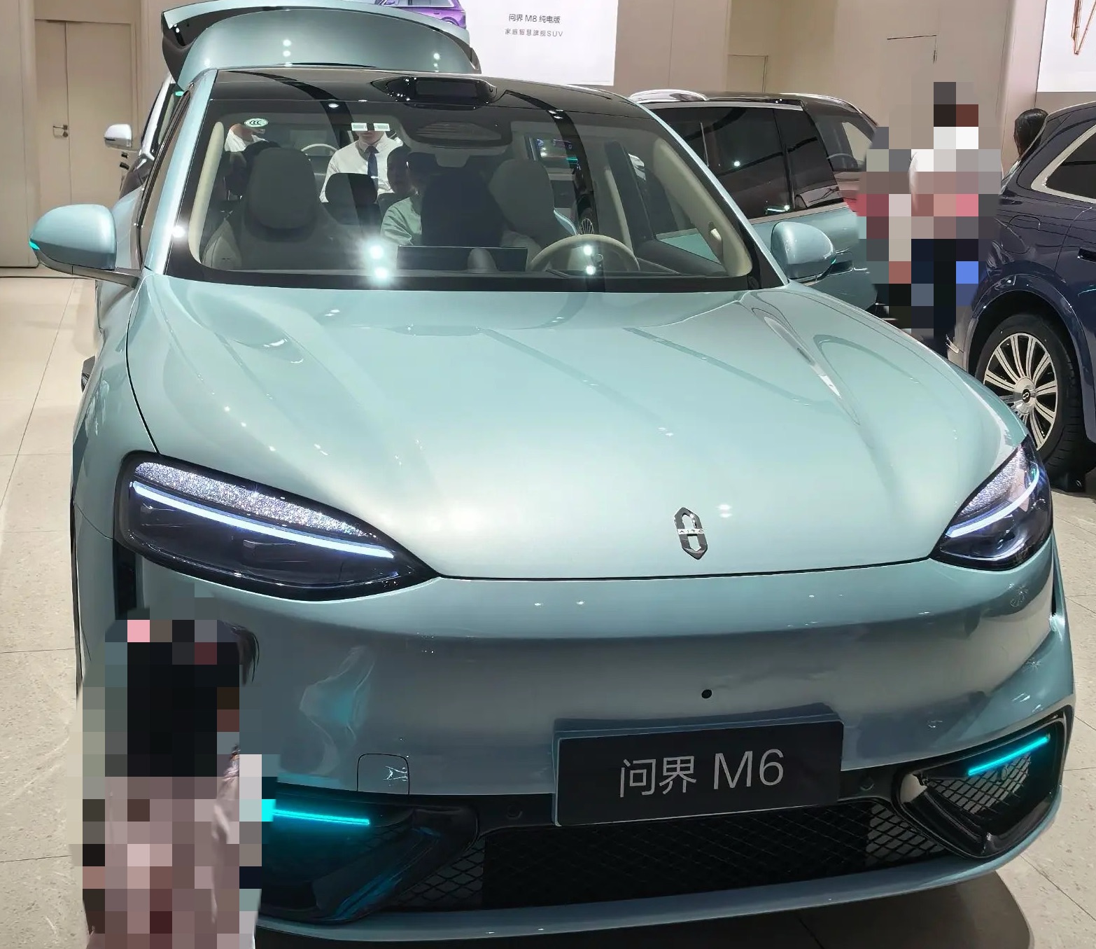 问界M6试驾：坐着舒服之外，开起来也比较平顺
问界M6给人的初步印象并不是用某一处设计抢眼，而是静态坐进去和开起来之后，各个部分之间比较协调。短暂体验下来，它的特点更多体现在日常场景，而不是刻意强调某一种驾驶风格。​
静态看车时，车内空间是比较容易感知的一部分。前排座椅坐垫长度和靠背支撑都比较自然，