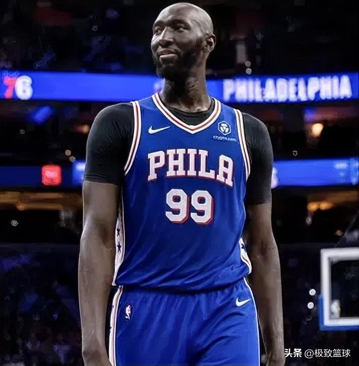 2米26的法尔又回NBA了，这次76人是真捡到宝了，恩比德不用硬扛内线了！

近日，费城76人官宣了三笔签约。塔科-法尔回来了，跟他一起拿到合同的还有小贾马尔-尼尔森和Saint Thomas。

这三个人名气都不算大，但法尔那个2米26的身高往那一站，还是挺扎眼的。拿下法尔之后，76人的夺冠赔率升