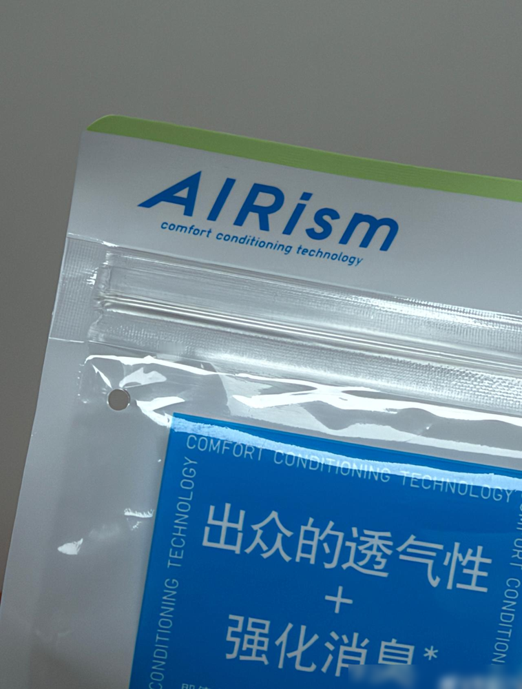 商业鬼才优衣库。最近在健身，发现没有速干的 T恤不方便，去优衣库一看，夏装打折，T恤只要 39，遂买。

我买的比这还惨。第一次是速干裤，穿两小时全湿透，以为质量问题去换，导购说是布料太薄的锅。她顺手推了件速干外套，说透气又不漏，一咬牙又搭进去一百多。回家穿上跑步，两公里下来照样湿一片，风一吹还凉飕