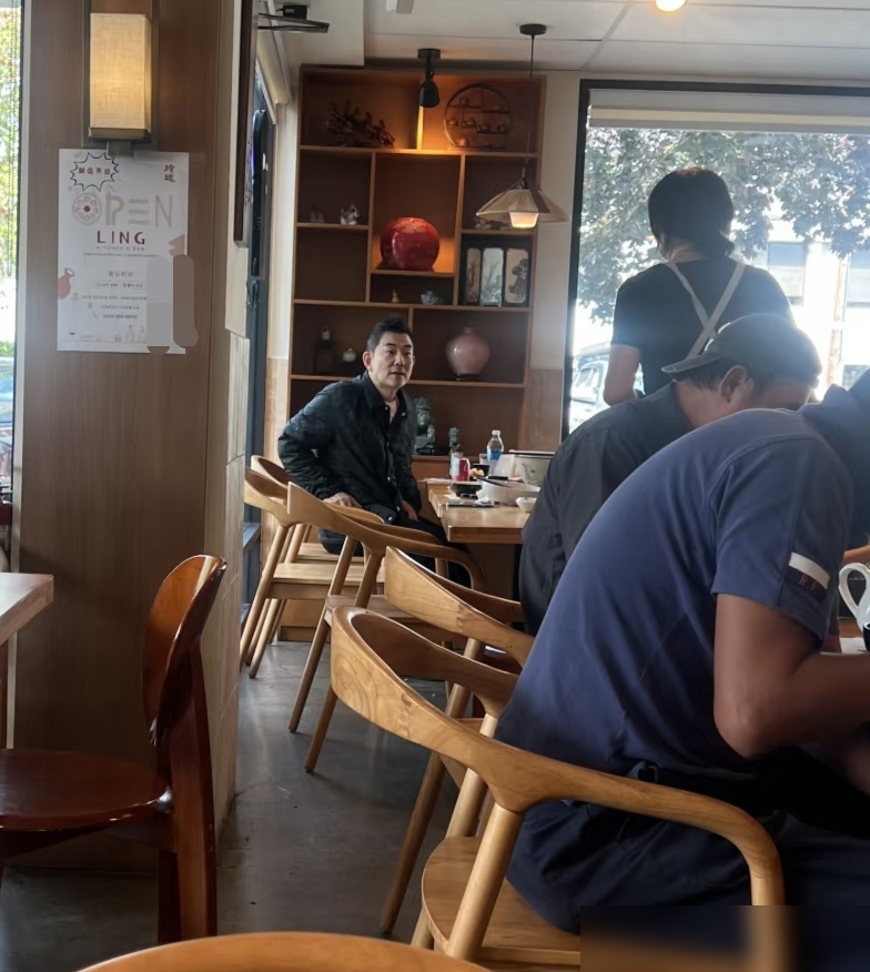 60岁任贤齐近照曝光，状态比很多小伙子还能打！
近日现身温哥华华人餐馆，饭后逛街买衣服。
打扮清爽不油腻，身材完全没发福，精神头足得不像话。
他可不是天生冻龄，当年为拍角色狂增26公斤，一度体重破百，血糖血脂都出问题。
项目暂停后，短时间硬减17公斤，他说减肥过程就是人间地狱。
现在常年骑
