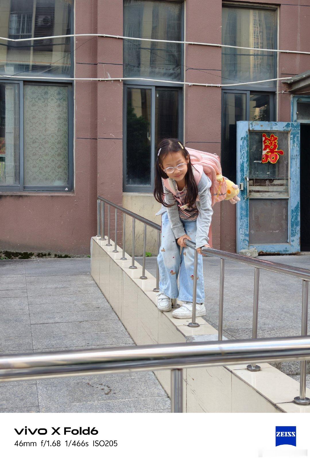 其实我以前也不太喜欢拍照，直到后来发现小朋友的成长真的太快了，如果不常记录她的成长，留下证据。她长大了后“赖账”怎么办[思考][思考][思考]#vivoxfold6##vivo[超话]# ​