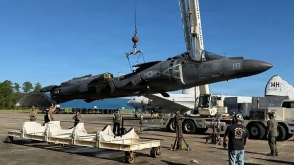 VMA-223“斗牛犬”中队的一架鹞式战斗机（美国海军陆战队最后一架服役的鹞式）被解除武装并运往彭萨科拉国家海军航空博物馆。
	
AV-8B鹞式II垂直/短距起降（V/STOL）喷气机于2026年6月退役。美国海军陆战队建造的最后一架鹞式战斗机BuNo 166288，隶属于海军陆战队攻击中队223（VMA-223）“斗牛犬”，随后被运往佛罗里达州彭萨科拉海军航空站，作为静态展览在国家海军航空博物馆退役。
	
该飞机被去除武装，所有关键设备被拆除，机翼被拆卸，通过卡车运往彭萨科拉，随后重新组装展示。该过程由AV-8B V/STOL攻击项目办公室（PMA-257）、后勤助理项目经理（APML）及鹞式博物馆特遣部队负责人巴勃罗“路易”·桑切斯监督。
	
专业与验证飞机办公室（PMA-226）于2026年7月22日发布了该过程的图像。然而，这些影片仅于9月9日在DVIDS网络上线。
	
6月3日，随着VMA-223中队——最后一支使用“垂直/短距起降喷气机”的中队，在北卡罗来纳州樱桃角海军...