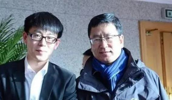 白岩松的独生子白清扬，高三因成绩优秀，被送到英国伦敦国王学院。未曾想，他竟选择了最冷门的蒙古史专业。难道他不担心儿子以后不好找工作吗？
 
（信源：中国青年网---虎父无犬子！白岩松 19 岁学霸儿子近照曝光）
 
作为家喻户晓的知名主持人，白岩松在公众面前一向以深刻和睿智的形象示人。
 
然而，比